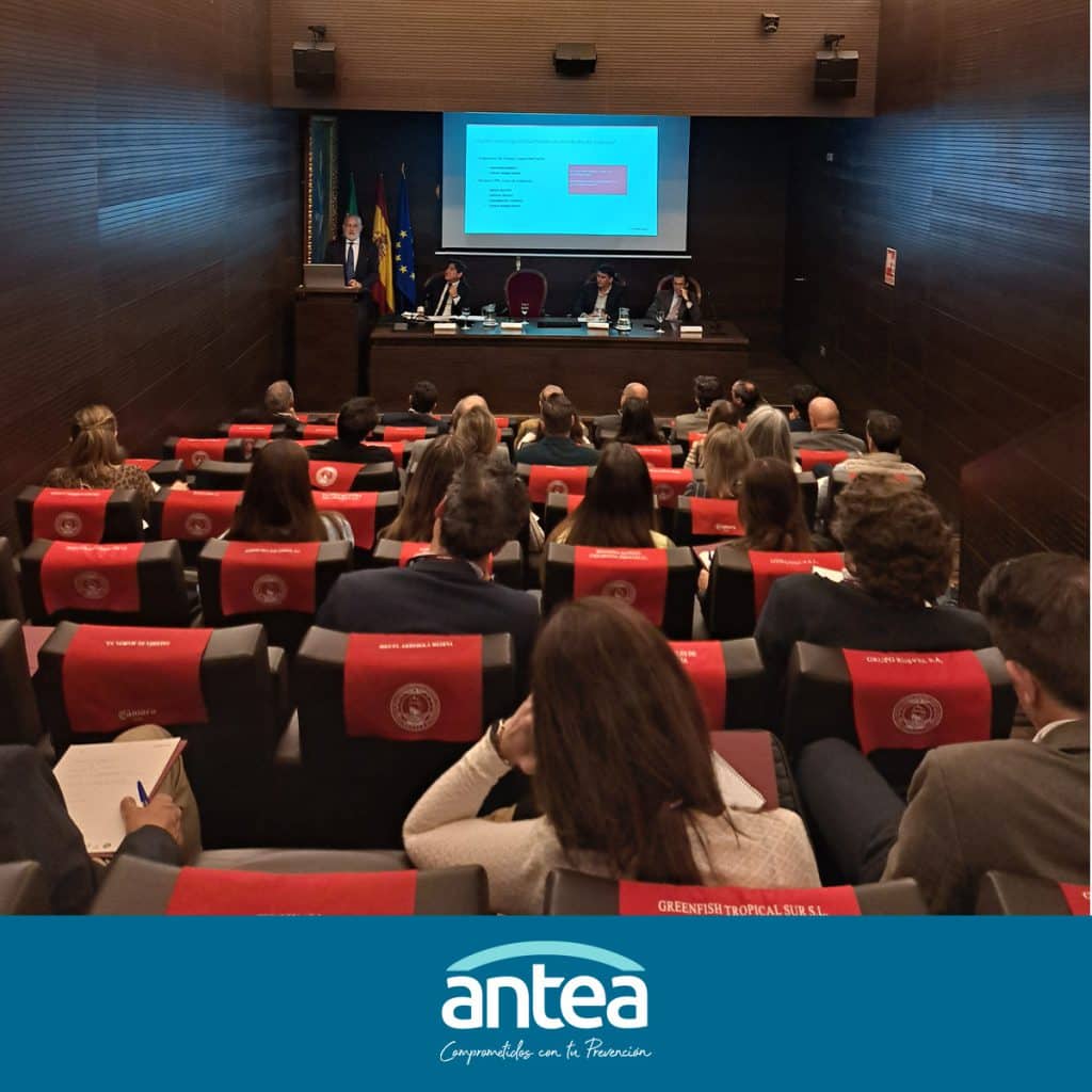 Abogado exponiendo claves mitigar riesgos legales