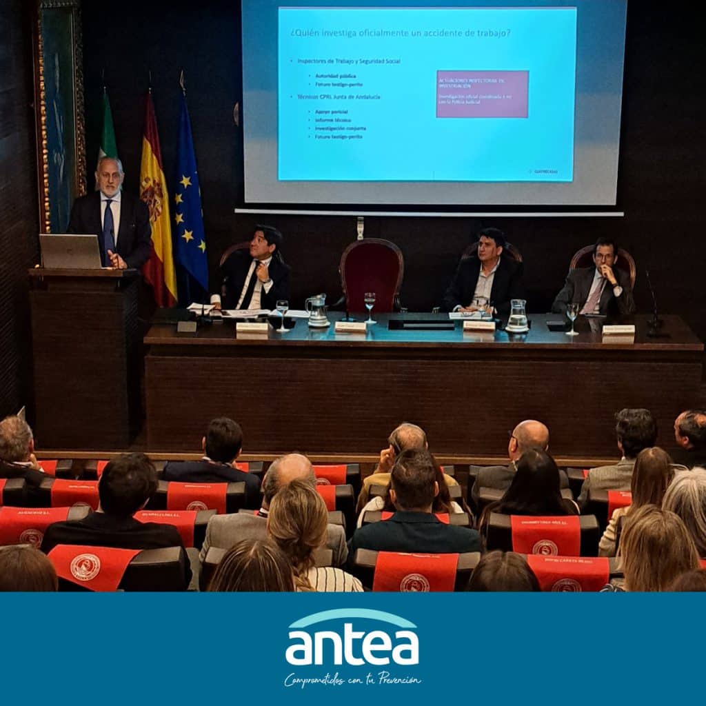 Abogado exponiendo claves mitigar riesgos legales