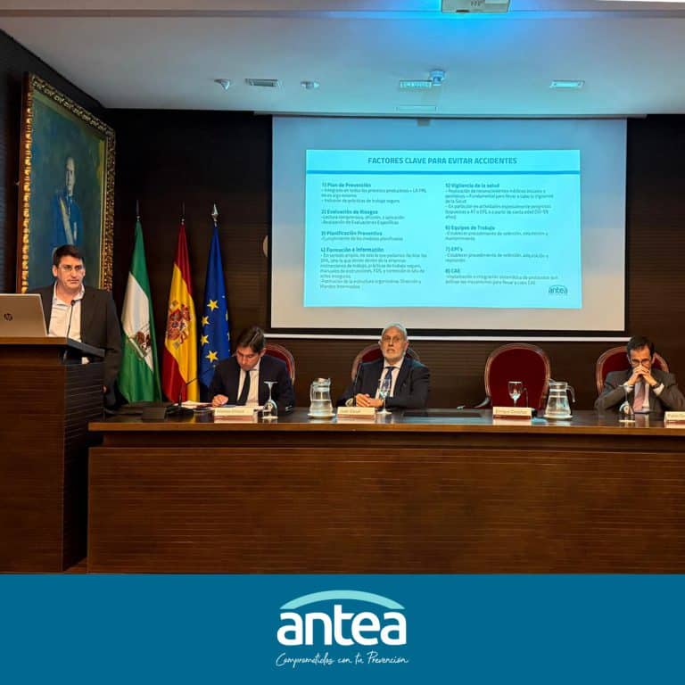 Abogado exponiendo claves mitigar riesgos legales